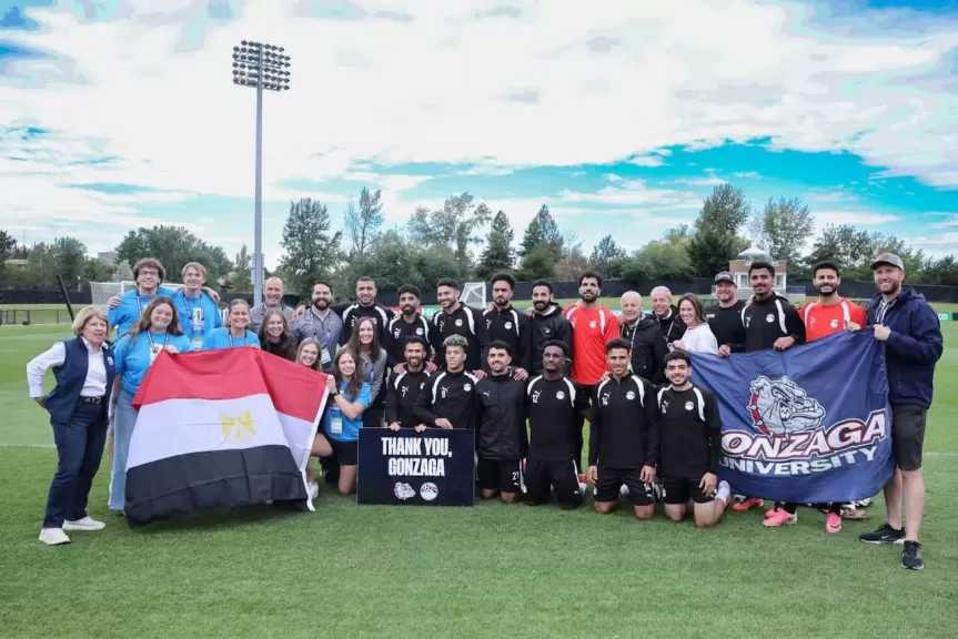 قميص منتخب مصر وصور جماعية إهداءً لجامعة جونزاجا في «سبوكين»