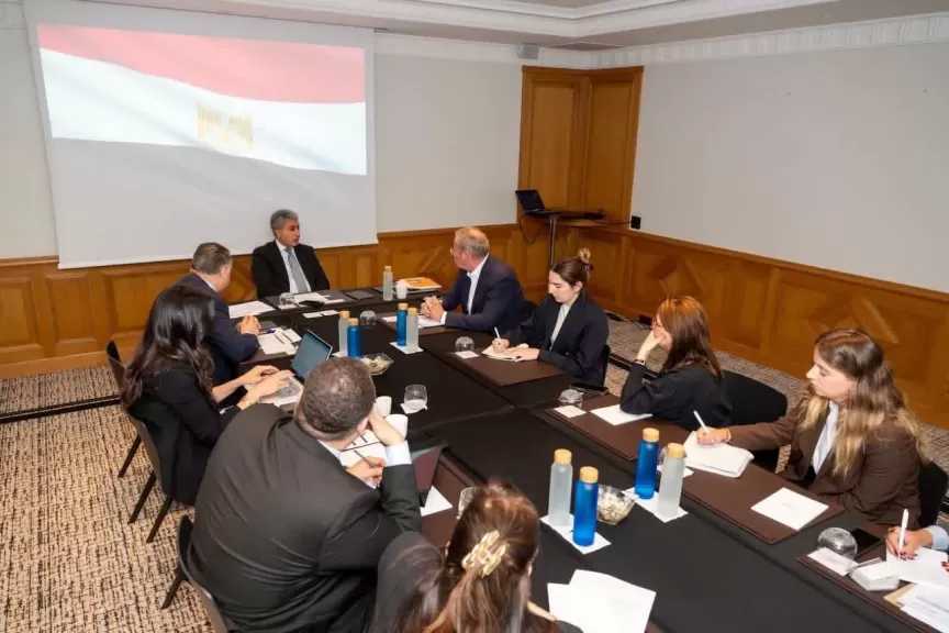 وزير السياحة والآثار يلتقي رئيسي اتحاد وكالات السفر ونقابة منظمي الرحلات بفرنسا لبحث تعزيز الحركة السياحية الوافدة إلى مصر