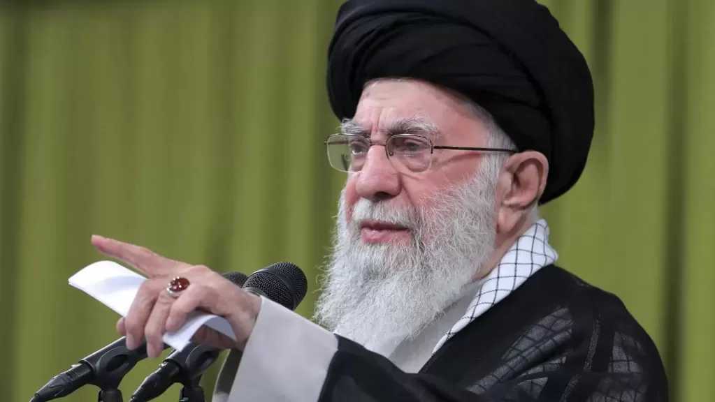 65 ألف عنصر شرطة يشاركون في مراسم تشييع جنازة علي خامنئي بإيران