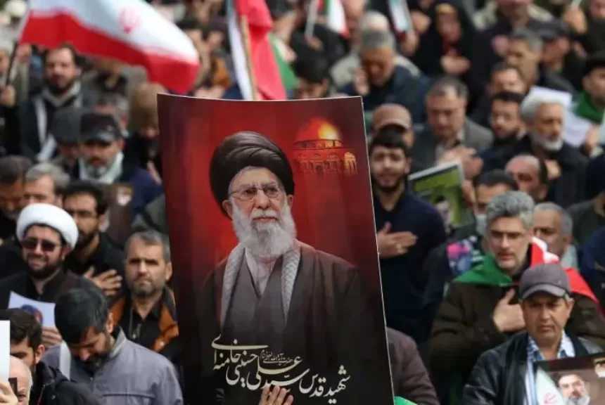 الدفاع الإيرانية تدعو جميع المواطنين إلى حضور مراسم تشييع خامنئي