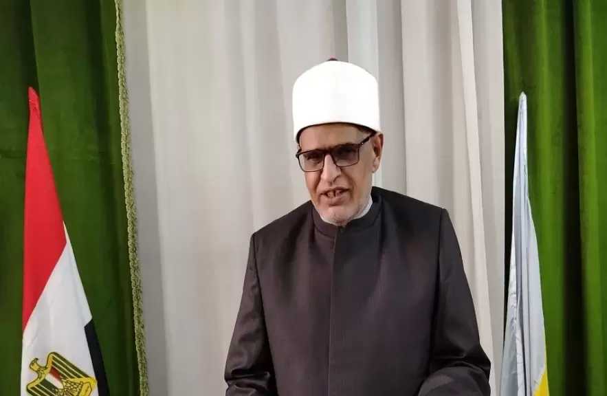 مدير أوقاف الإسكندرية يزور العامل المعتدى عليه للاطمئنان على حالته الصحية