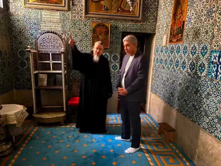 وزير السياحة والآثار يزور دير سانت ويلتقي الأنبا سيميون مطران الدير
