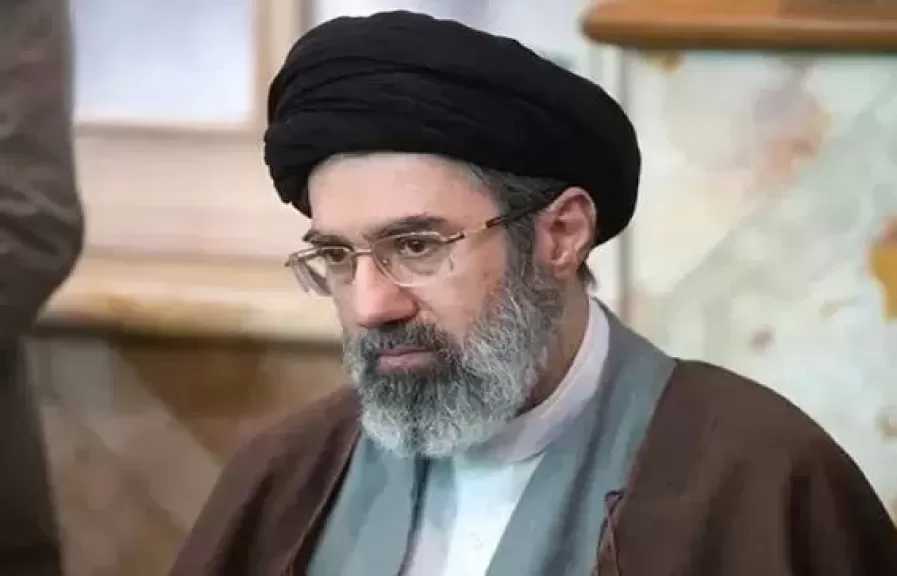 نيويورك تايمز: مجتبى أبلغ المسئولين رغبته بالمشاركة في جنازة والده