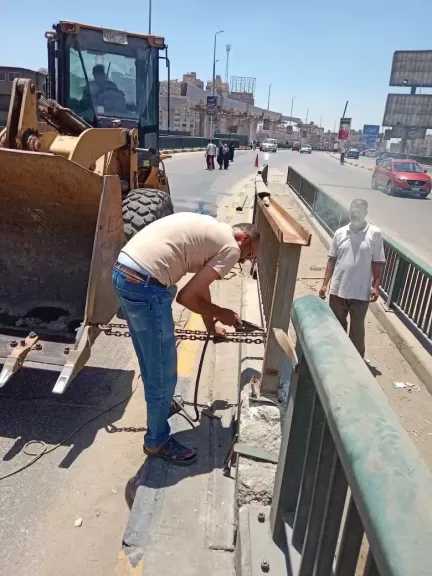 محافظ الجيزة يتابع أعمال تركيب الأسوار الحديدية المفقودة بمحور 26 يوليو