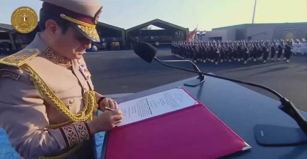 الرئيس السيسي يوقع على وثيقة افتتاح القيادة الاستراتيجية