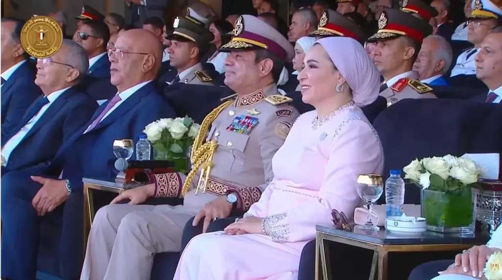 الرئيس السيسي وقرينته يشهدان استعراضا للقوات الجوية في مقر القيادة الاستراتيجية بالعاصمة الجديدة