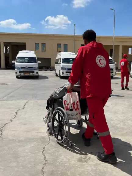 معبر رفح البري يستقبل دفعة جديدة من العائدين الفلسطينيين لقطاع غزة