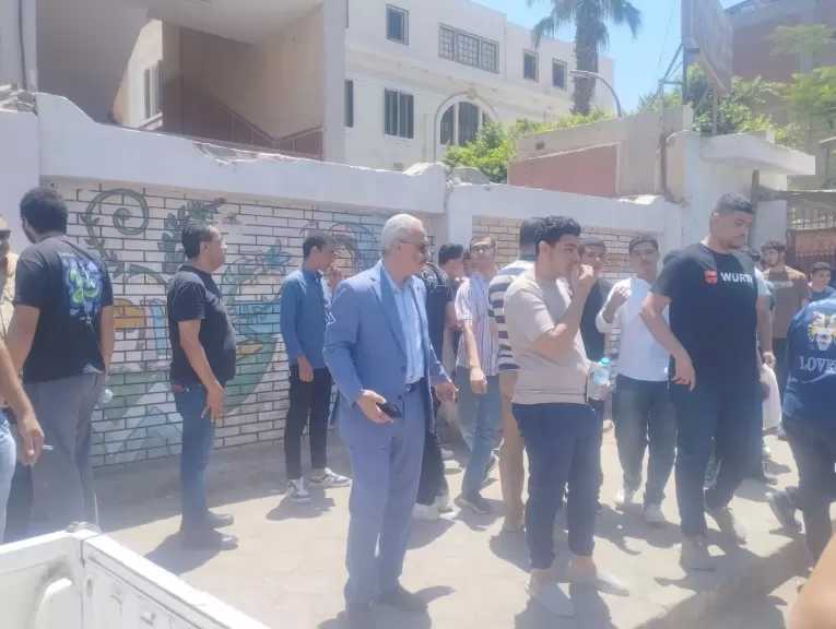 تعليم المنيا: ضبط طلاب بأدوات غش إلكترونية.. ونقل ملاحظ وطالبة إلى المستشفى