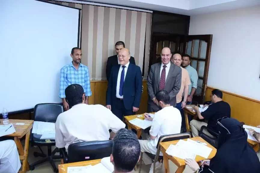 رئيس جامعة سوهاج يتفقد امتحانات الدراسات العليا بكلية الدراسات العليا والبحوث البيئية