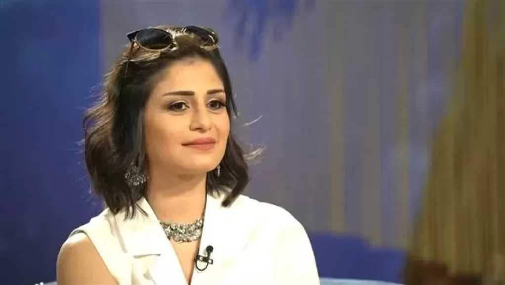 منة فضالي تحسم الجدل حول اعتزالها وسفرها خارج مصر