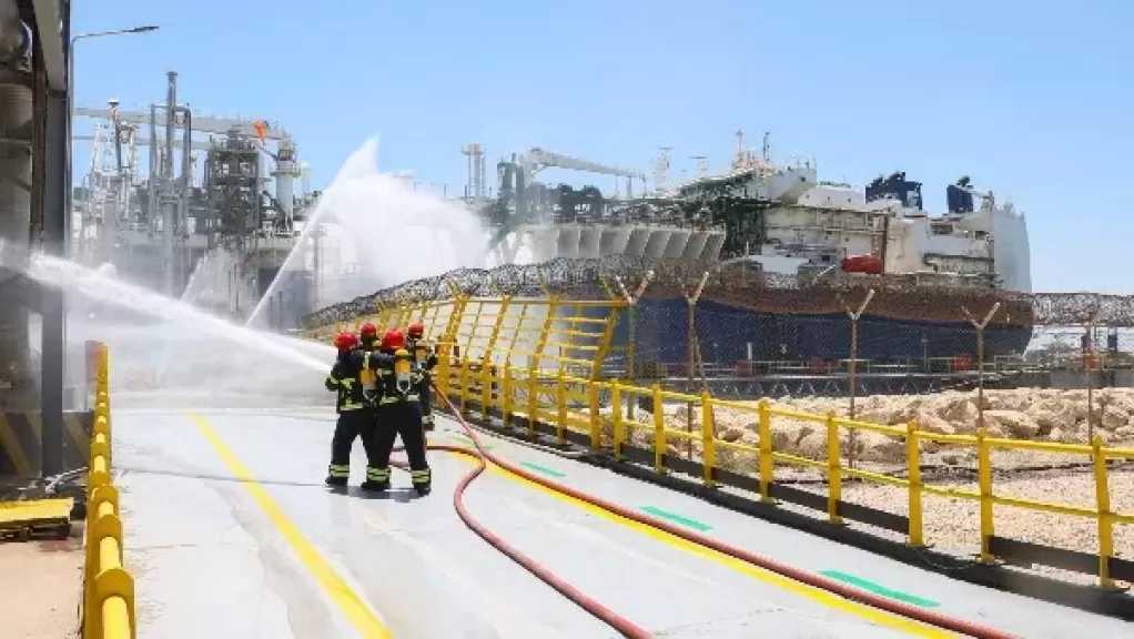 ميناء دمياط يجري تدريبا عمليا لمحاكاة تسرب غاز بسفينة التغويز ENERGOS WINTER