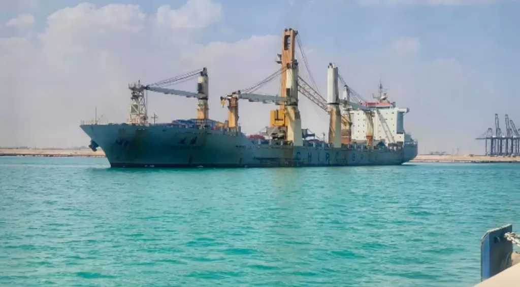ميناء السخنة يستقبل سفينة على متنها ونش عملاق لدعم تشغيل محطة البضائع العامة.. صور