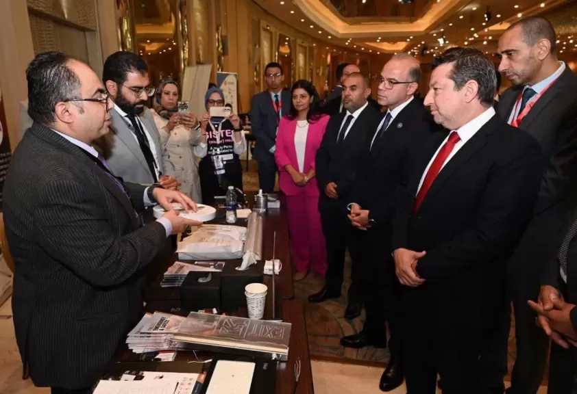 وزير الاستثمار يتفقد أجنحة الشركات المشاركة خلال جولة موسعة داخل المعرض ويستمع إلى طلبات الشركات لزيادة الصادرات