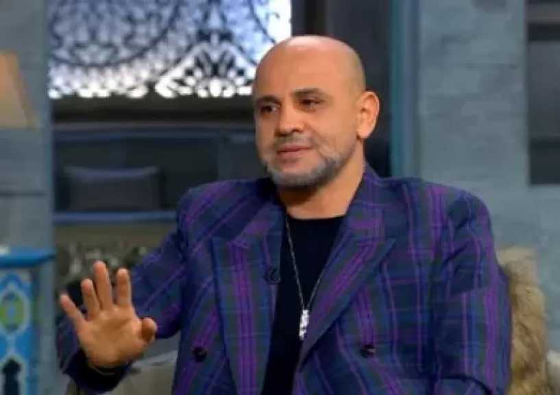 عزيز الشافعي: أي ملحن يقول إن حياته لم تتغير بعد عمرو دياب كذاب