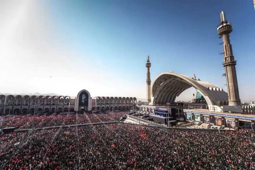 وكالة إرنا: ملايين الأشخاص شاركوا في تشييع جنازة خامنئي بطهران