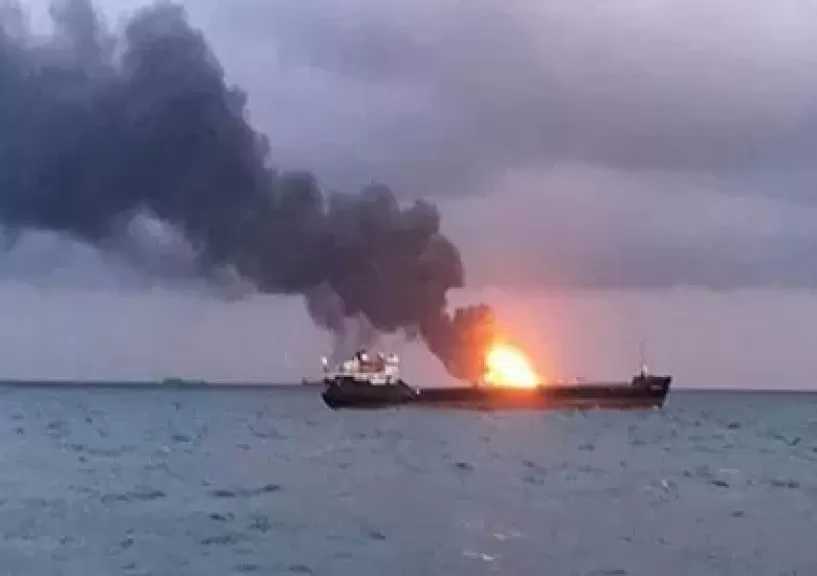 اندلاع النيران في ناقلة نفط بعد إصابتها بمقذوف في مضيق هرمز