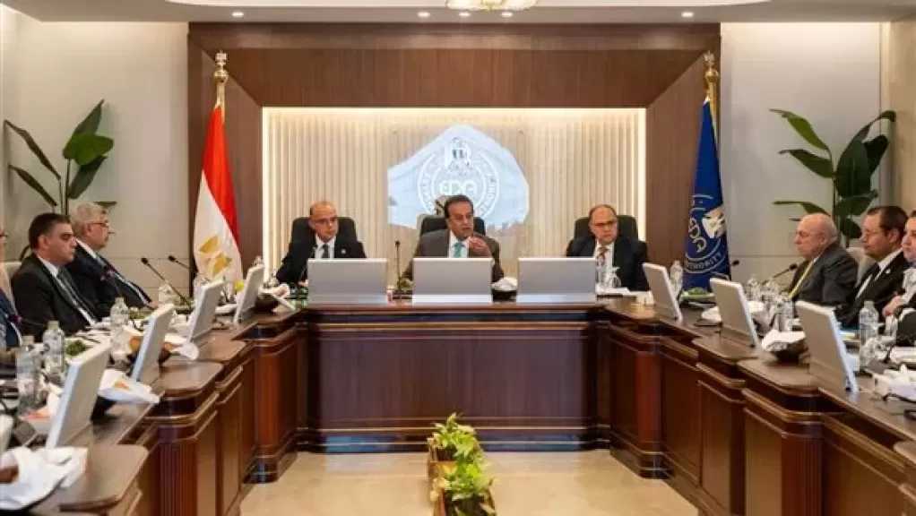 «هيئة الدواء» يراجع المخزون وخطط توطين الصناعة