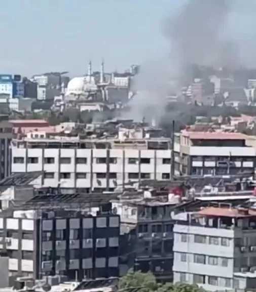 رويترز: انفجار مجموعة عبوات ناسفة بالقرب من فندق يقيم فيه ماكرون في دمشق