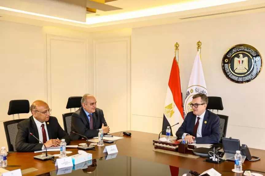 وزير التخطيط يبحث مستجدات تطبيق موازنة البرامج والأداء لتحسين إدارة الاستثمارات الحكومية