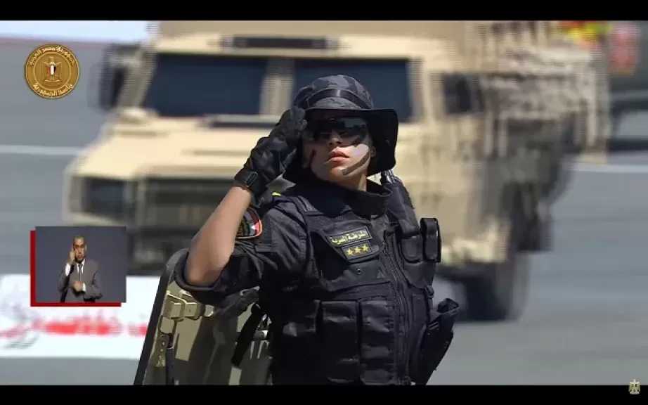 مشاركة نسائية شرطية ضمن فعاليات استعراض إمكانيات أجهزة الدولة لمجابهة الأزمات والكوارث