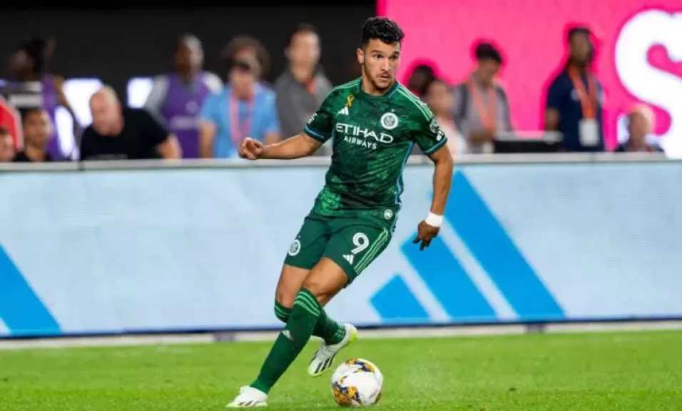 الأهلي يقترب من التعاقد مع المهاجم الجزائري منصف بقرار