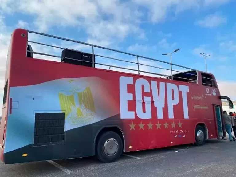 حافلة مكشوفة تستقبل بعثة منتخب مصر في مطار العلمين
