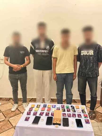 ضبط طالب و3 وسطاء يروجون لبيع سماعات الغش في الامتحانات عبر مواقع التواصل