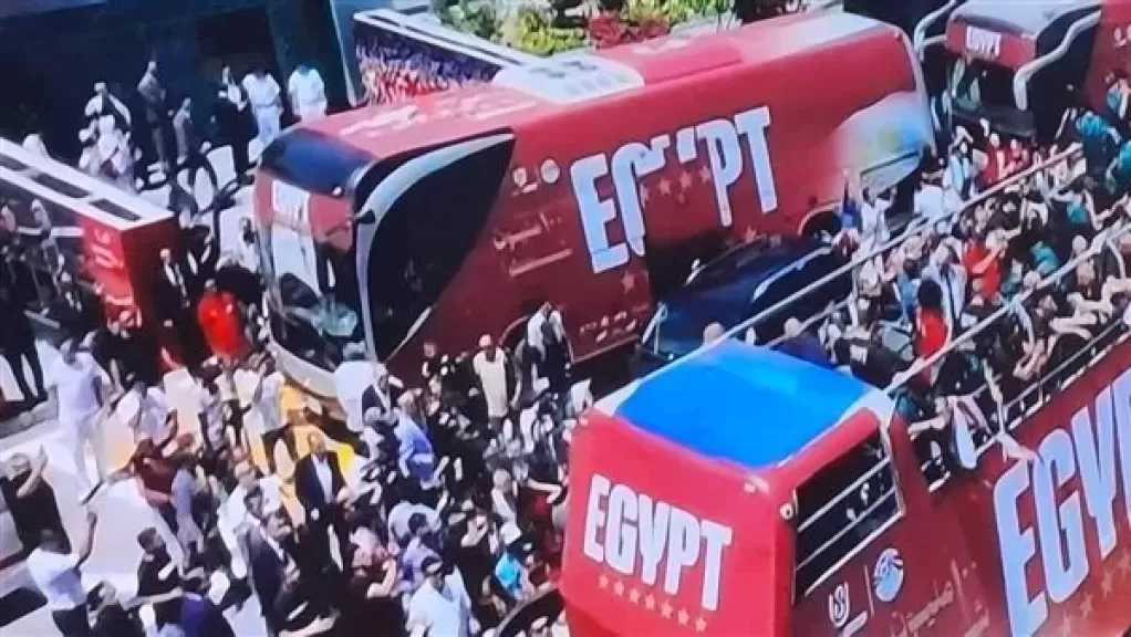 حب المصريين ينتصر.. الفراعنة يحتفلون باستقبال جماهيري تاريخي لمنتخب مصر في مطار العلمين