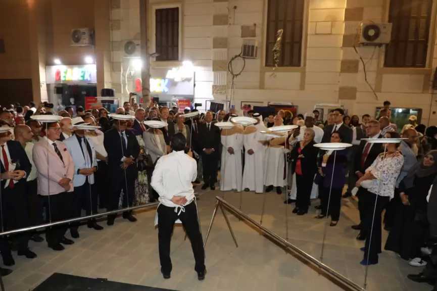 إقبال كبير من العرب والأجانب على فعاليات ومعروضات شارع الفن بوسط القاهرة