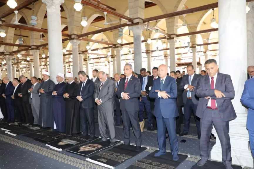 محافظ الجيزة يؤدي صلاة الجمعة بمسجد عمرو بن العاص احتفالا بالعيد القومي لمحافظة القاهرة