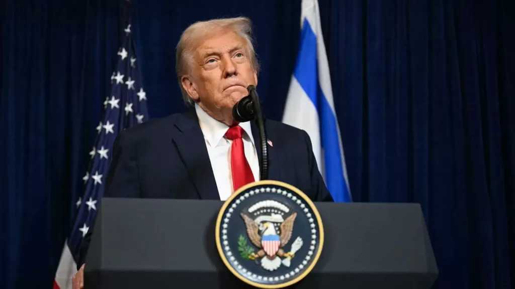 ترامب يهدد إيران بعد دعوات علنية لاغتياله خلال جنازة خامنئي