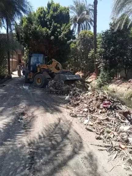 محافظ أسيوط: رفع نواتج تطهير الترع والمصارف بمختلف المراكز والقرى