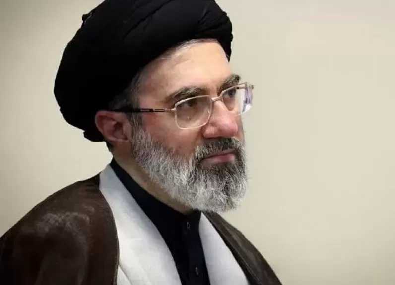 مجتبى خامنئي يتعهد بالثأر لدماء والده