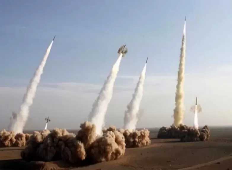 الحرس الثوري الإيراني يعلن استهداف قواعد عسكرية مرتبطة بأمريكا في دول خليجية والأردن