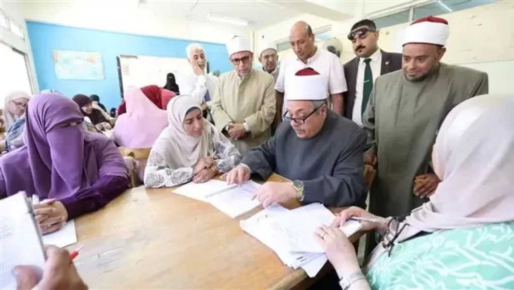الشيخ أيمن عبدالغني يتفقد مركز تصحيح الشهادة الثانوية الأزهرية