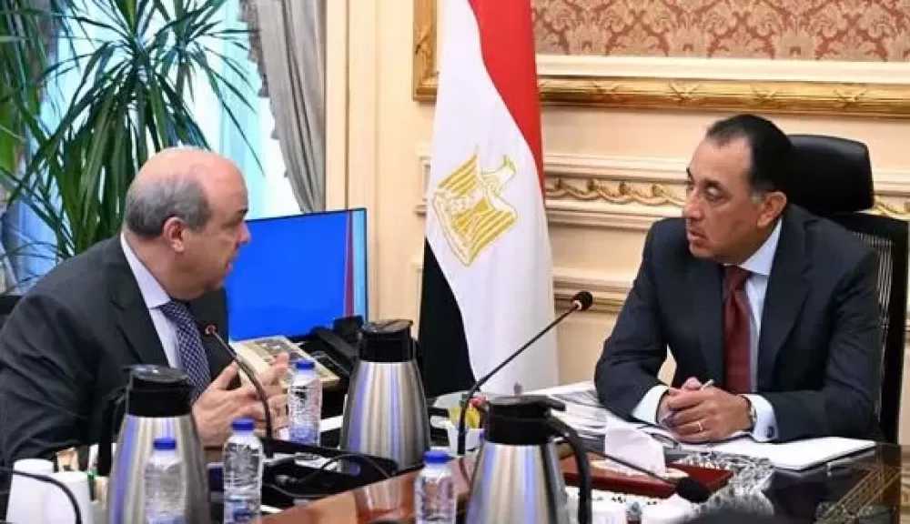 رئيس الوزراء يستعرض الموقف التنفيذي لمشروع مبنى الركاب 4 بمطار القاهرة الدولي