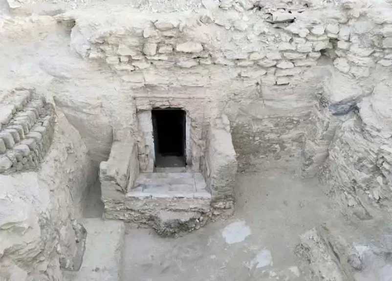 وزارة السياحة تكشف عن مقبرة بمنطقة الشيخ عبد القرنة بالبر الغربي بالأقصر