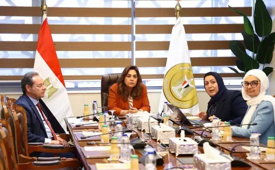 وزيرة التنمية المحلية والبيئة تناقش مخرجات مشاركة مصر في الاجتماع الأول للجنة الإقليمية