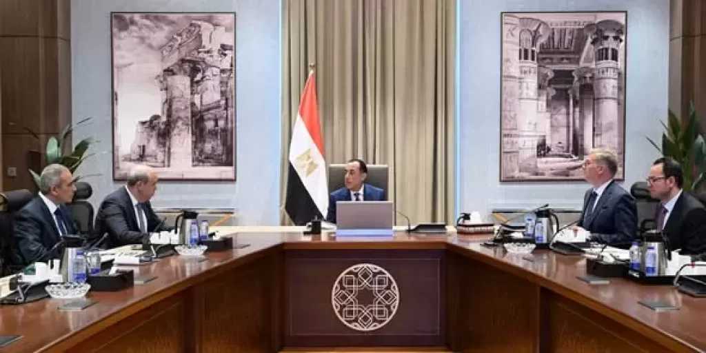 رئيس الوزراء يتابع عددًا من ملفات العمل المشتركة بين وزارتي الطيران المدني والبترول