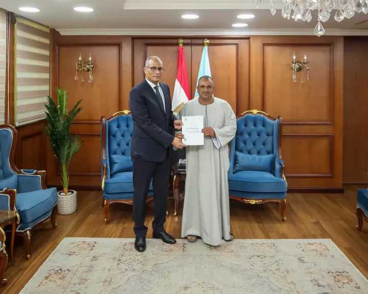 محافظ كفر الشيخ يسلم 20 عقد تقنين لأراضي أملاك الدولة للمواطنين من واضعي اليد.. صور