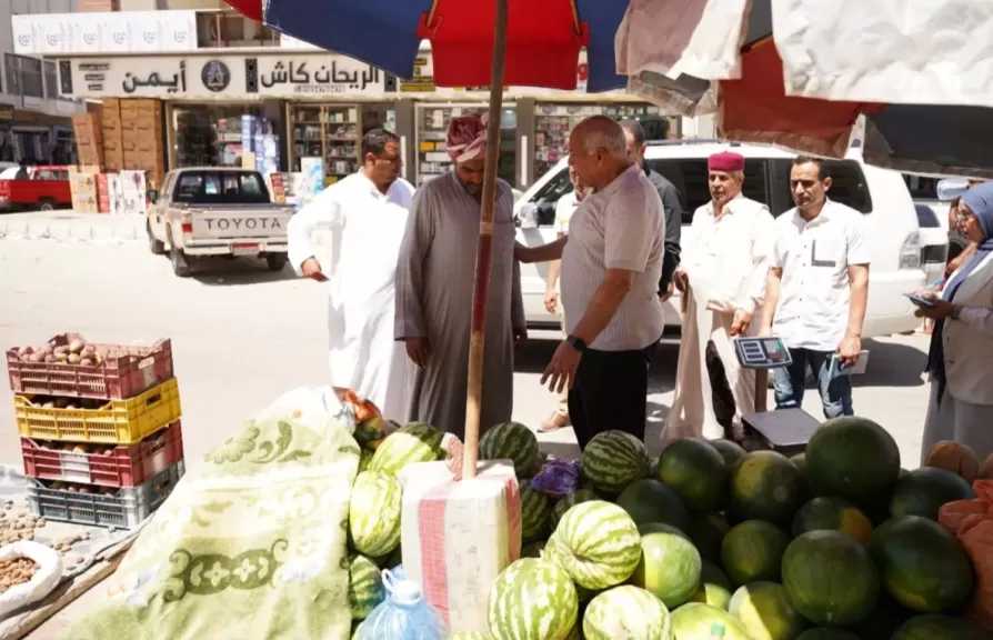 محافظ مطروح يتفقد شارع عمر المختار ويلتقي تجار البطيخ والمنتجات الزراعية.. صور