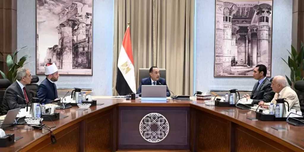 رئيس الوزراء يناقش الحلول المقترحة لأرض نادي الزمالك التابعة للأوقاف