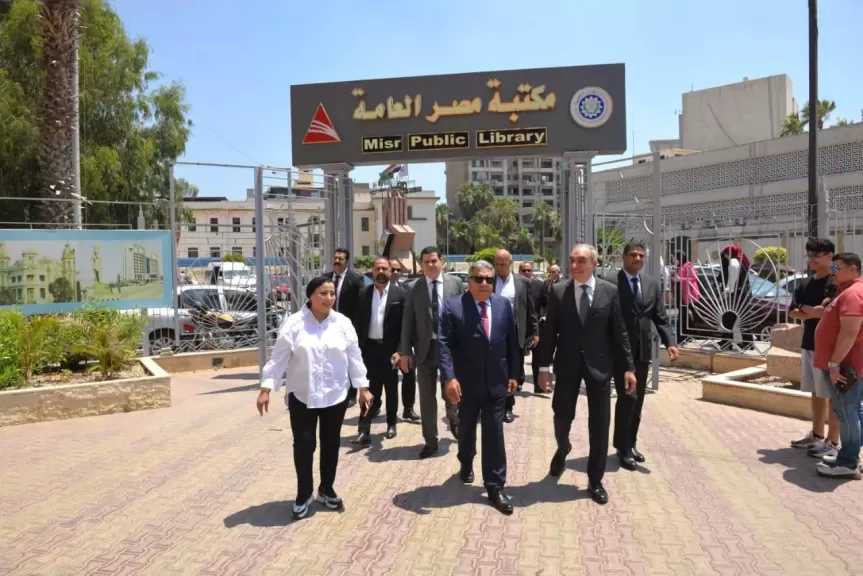 محافظ الدقهلية ورئيس هيئة الاستعلامات يتفقدان مكتبة مصر العامة بالمنصورة