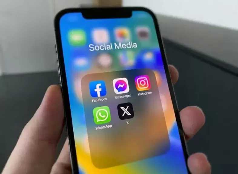 بريطانيا تحظر استخدام جديد لوسائل التواصل الاجتماعي وتشديد الحماية على المراهقين بين 16 و17 عاما