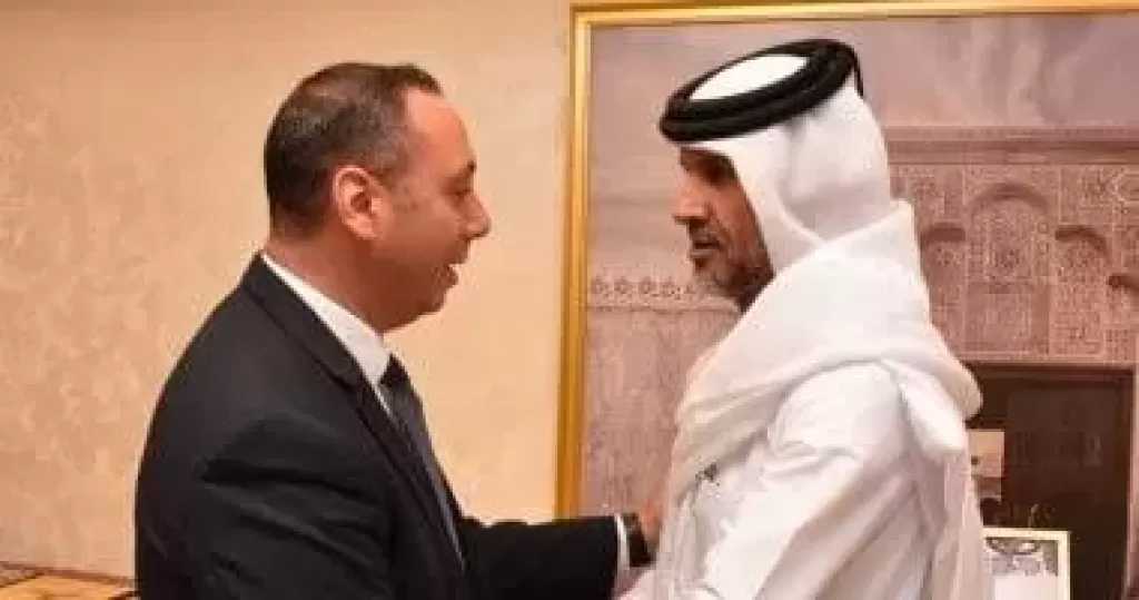 سفير قطر يستقبل موفد الرئاسة لتقديم واجب العزاء فى الأمير الوالد