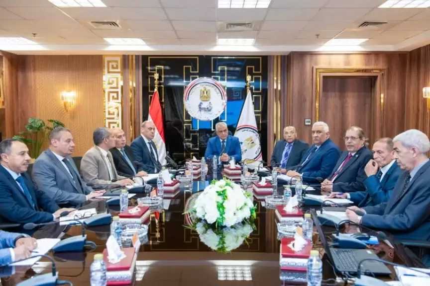 وزير الدولة للإنتاج الحربي يتابع خطط تطوير شركات إنتاج الذخائر