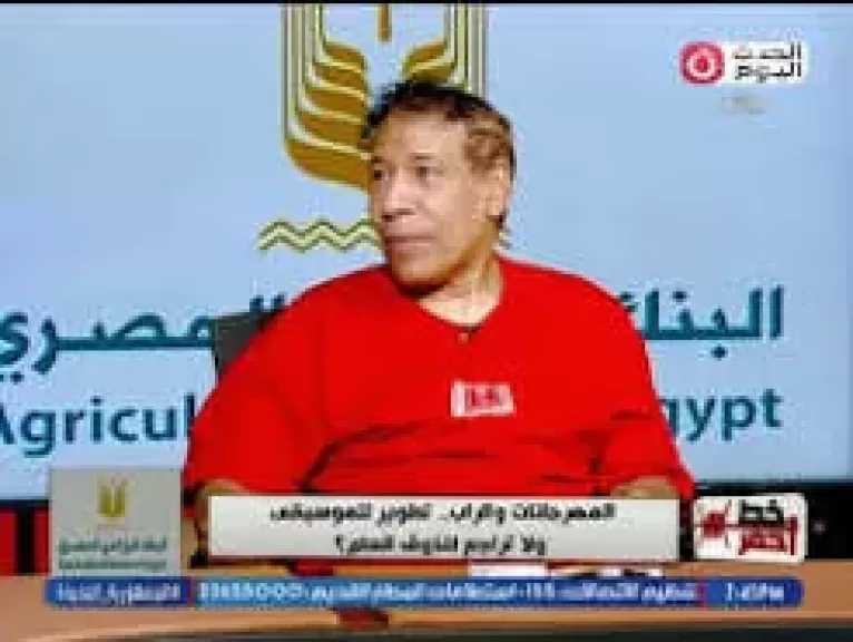 المؤلف إسلام خليل يفاجئ محمد موسى بهدية على الهواء.. والأخير يرد: «مقبولة»