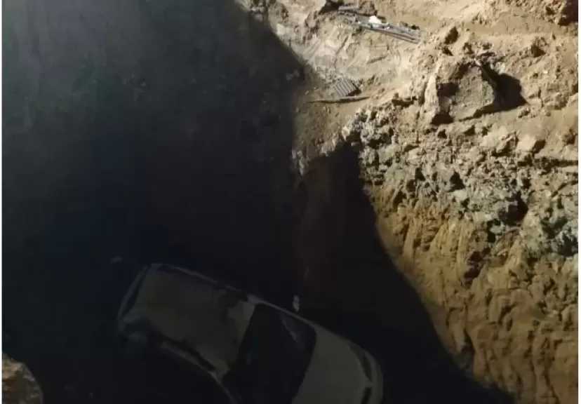 سقوط سيارة ملاكي داخل حفرة بحي الأسمرات في القاهرة