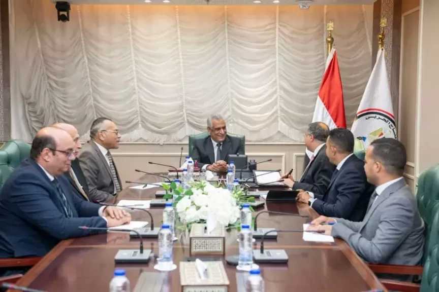 وزير الإنتاج الحربي يبحث مع ”تاليس” توطين تكنولوجيا صناعة مكونات أجهزة الاتصالات وربطها بسلاسل الإمداد