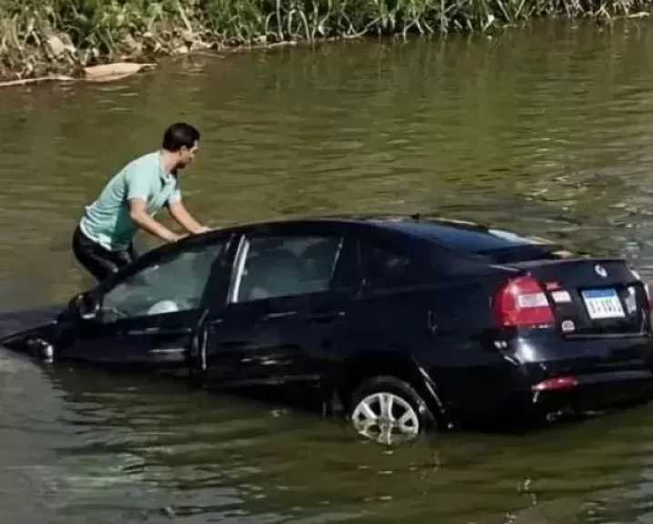منقذ أسرة سقطت سيارتها في ترعة بالغربية: لم أتردد في تقديم المساعدة.. وشاب آخر نزل قبلي